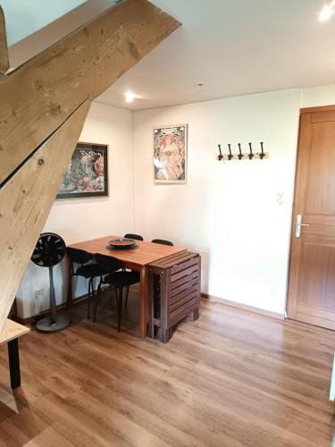 une pièce avec un bureau en bois et un escalier en bois dans l'établissement Charming studio near city center, à Annecy