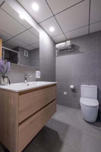 Ένα μπάνιο στο Apartaments Voralmar - Mas d'en Gran