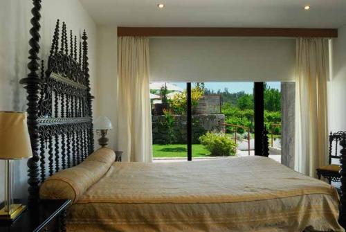 A bed or beds in a room at Quinta do Mosteiro