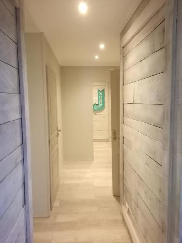 - un couloir avec une porte menant à une chambre dans l'établissement Loft centre ville Dijon, à Dijon