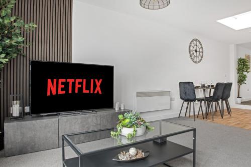 a living room with a television with the netflix sign on it at Luxury 2 Bed Apartment in Nottingham City Centre in Nottingham
