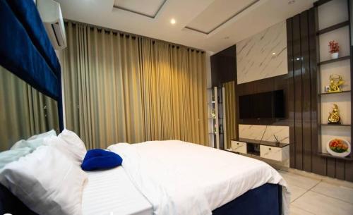 Ένα ή περισσότερα κρεβάτια σε δωμάτιο στο 3bedroom luxury apartment with pool, snooker, ps5 in lekki phase 1