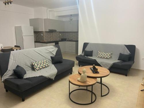 エルミオニにあるOikonomou Villasのソファ2つとテーブルのあるリビングルーム