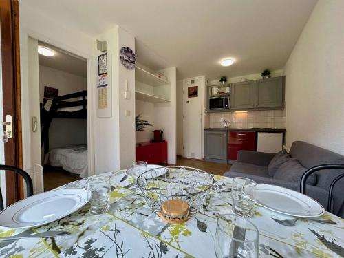 - un salon avec une table et des verres dans l'établissement Appartement 4 pers. avec terrasse proche télésiège - SuperDevoluy - FR-1-525-289, à Superdevoluy