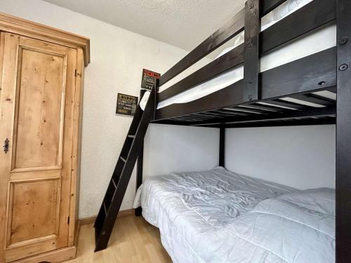 - une chambre avec des lits superposés et une échelle menant à un lit dans l'établissement Appartement 4 pers. avec terrasse proche télésiège - SuperDevoluy - FR-1-525-289, à Superdevoluy