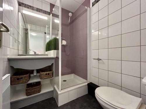 une salle de bain avec toilettes, lavabo et douche dans l'établissement Appartement 4 pers. avec terrasse proche télésiège - SuperDevoluy - FR-1-525-289, à Superdevoluy