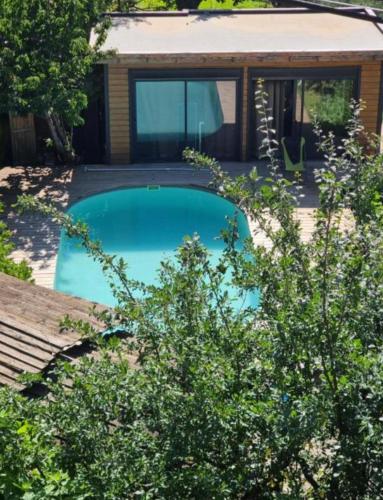 une petite piscine bleue en face d'une maison dans l'établissement Mas La Rainette Chez Raphael, à La Valette