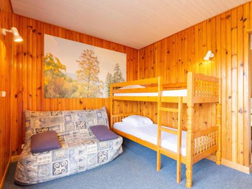- une chambre avec des lits superposés et un canapé dans l'établissement Studio 6 pers. Peyragudes, proche pistes, navette, parking - FR-1-695-57, à Gouaux-de-Larboust