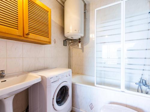 La salle de bains est pourvue d'un lave-linge et d'une baignoire. dans l'établissement Studio pour 6 pers. à Peyragudes près des pistes avec parking & navette gratuite - FR-1-695-57, à Gouaux-de-Larboust