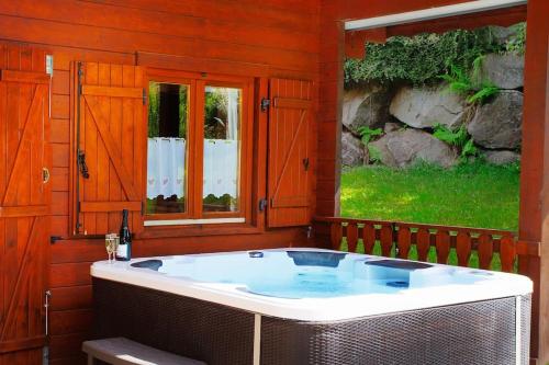 Fotografia z galérie ubytovania Chalet Les Brimbelles avec Jacuzzi v destinácii Gérardmer