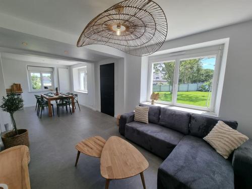 un salon avec un canapé et une table dans l'établissement Maison familiale - 10pers - 3 étoiles - lumineuse et cosy - draps et serviettes inclus - parking - La Torche 9 min, à Saint-Jean-Trolimon