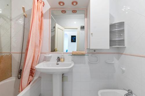 een witte badkamer met een wastafel en een spiegel bij HE La Florida-David in Orihuela-Costa
