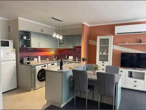 O bucătărie sau chicinetă la Krisztina Apartman