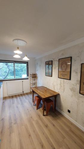 une chambre vide avec une table en bois et une fenêtre dans l'établissement Appartement Montpellier avec piscine, à Montpellier