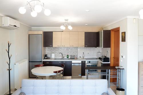 Η κουζίνα ή μικρή κουζίνα στο Metaxenia's apartment 201