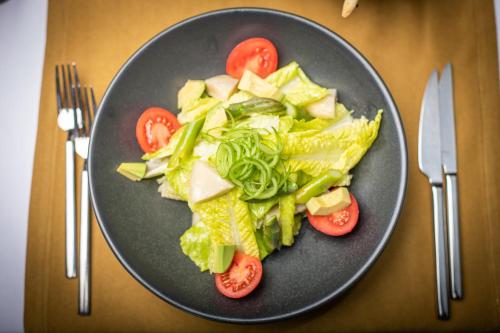 Makanan di atau berdekatan hotel