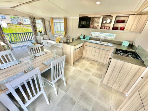 Dapur atau dapur kecil di 272 Wilksworth Caravan Park - Two Bedroom - Pool Access