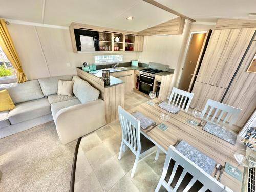 Dapur atau dapur kecil di 272 Wilksworth Caravan Park - Two Bedroom - Pool Access