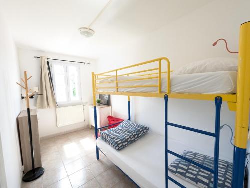 une chambre avec deux lits superposés et une fenêtre dans l'établissement Maison Lefort - 10min Futuroscope, à Beaumont