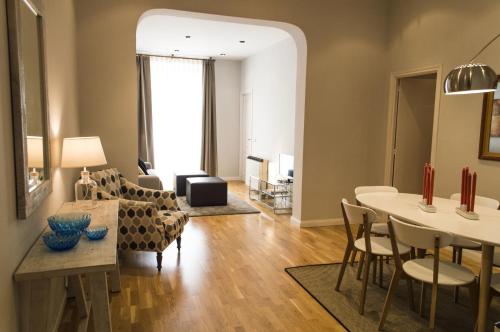 マドリードにあるFor You Rentals Centro de Madrid apartment LM7のリビングルーム(ソファ、テーブル付)