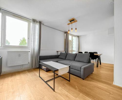 un salon avec un canapé et une table dans l'établissement Porte de la Bourgogne à Chalon sur Saône, à Chalon-sur-Saône