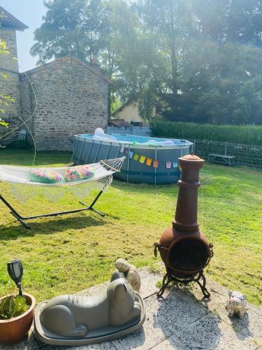 un chien allongé sur le sol à côté d'un gril dans l'établissement Maison Blanche De Hudson, à Cussac