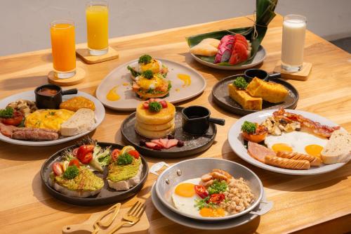 芭东海滩Eden Resort & Villas Phuket Patong的一张桌子,上面放着早餐盘