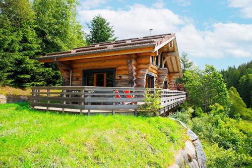Original chalet en rondins, l'Ours Canadien