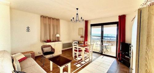 un salon avec un canapé et une table dans l'établissement Appartement vue mer B21, parking privé, à Saintes-Maries-de-la-Mer