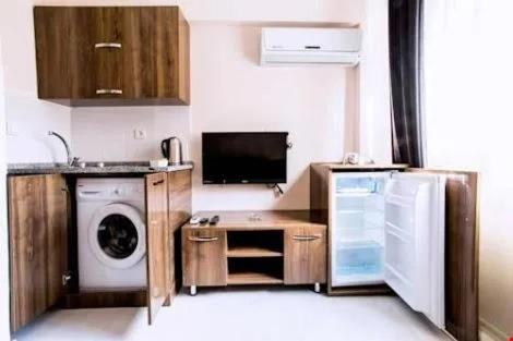 KonakにあるSmyrna Homes & Suitsのキッチン(洗濯機、洗濯機付)