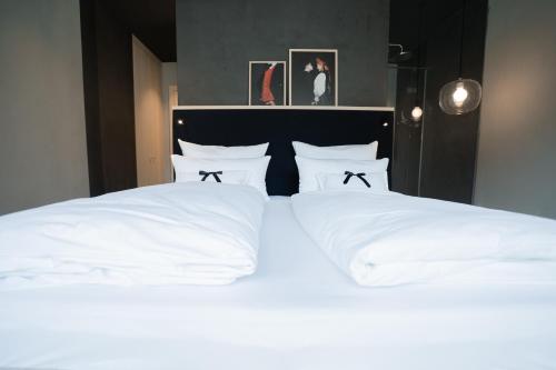 Postel nebo postele na pokoji v ubytování Amrai Suites