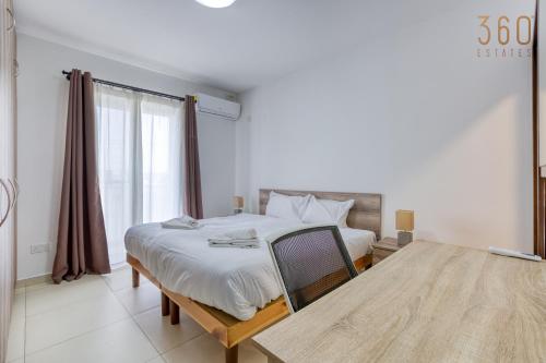 Una cama o camas en una habitación de Charming & Central 3BR Apt with Private Terrace by 360 Estates