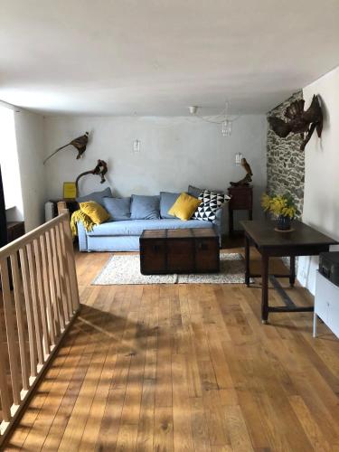 un salon avec un canapé bleu et une table dans l'établissement Havre de paix, à Mas-Cabardès