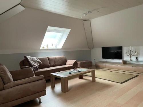 a living room with a couch and a coffee table at Ankommen und wohlfühlen in Delbrück