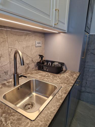 een aanrecht met een wastafel en een fornuis bij Luxury Apartment Paper in Zagreb