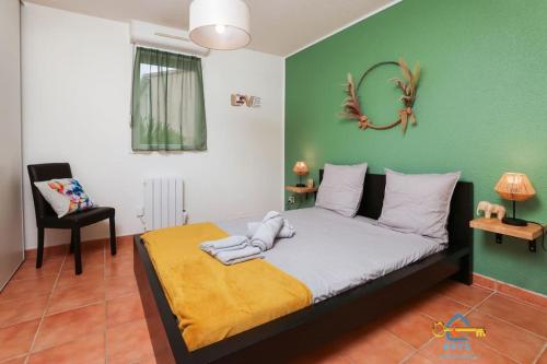 a bedroom with a bed with a green wall at Superbe Nid Douillet avec Terrasse, Double Parking in Carcassonne