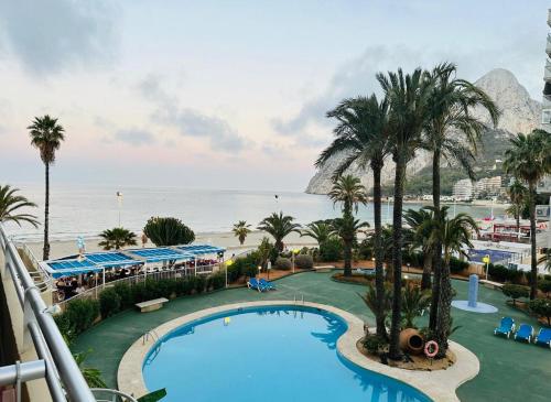 een uitzicht op een resort met een zwembad en de oceaan bij Calpe by the Sea Edificio Turmalina in Calpe