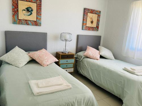 twee bedden naast elkaar in een kamer bij Calpe by the Sea Edificio Turmalina in Calpe