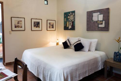 Un pat sau paturi într-o cameră la Hotel Villa Mozart y Macondo