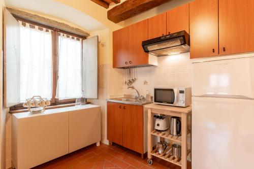 Kuchyň nebo kuchyňský kout v ubytování Cozy Pieracchi Apartment - A Slice of History