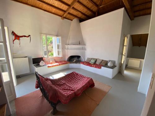 vista aerea su un soggiorno con camino di Kitrino Spiti Best View Eco Villa a Patitiri