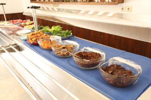 een buffet met meerdere kommen eten op een tafel bij The Tower Hotel in Oludeniz
