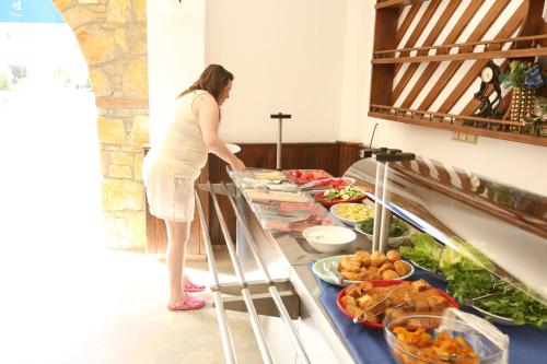 een vrouw die voor een buffet staat bij The Tower Hotel in Oludeniz