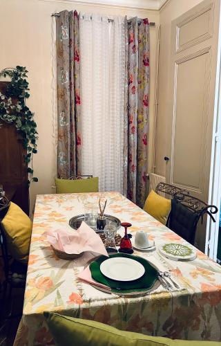 une table avec une plaque au-dessus dans l'établissement My Clean House, à Bordeaux