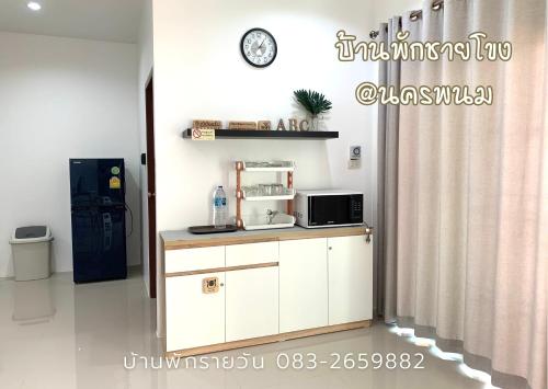 a kitchen with a sink and a microwave at บ้านพักชายโขง นครพนม b2 in Nakhon Phanom