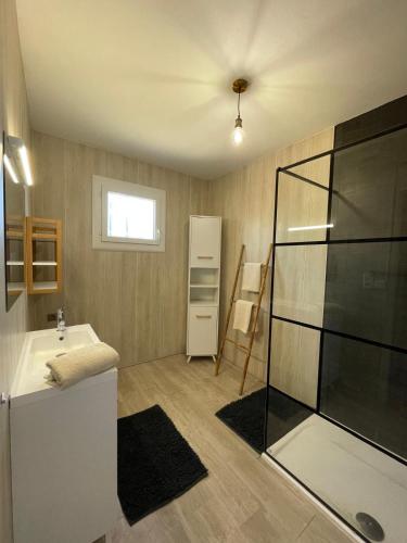 La salle de bains est pourvue d'une baignoire, d'un évier et d'un réfrigérateur. dans l'établissement L'air marin, à Sigean