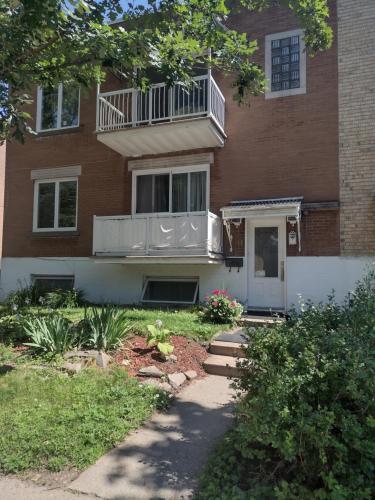 an apartment building with a balcony on the side of it at Smiling house! 2 chambres, accueillant et spacieux in Montréal