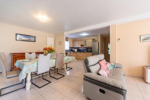 une salle à manger et un salon avec une table et des chaises dans l'établissement Ty Gwen, à Ploeren