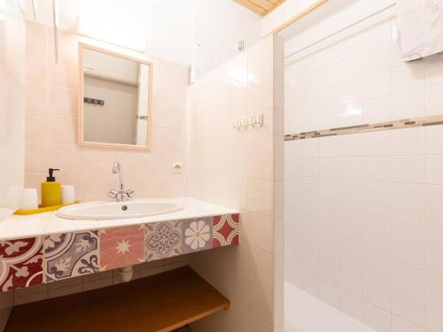 Phòng tắm tại Appartement cosy à Loudenvielle pour 4 pers., WiFi gratuit, proche télécabine, lac et Balnéa - FR-1-695-16