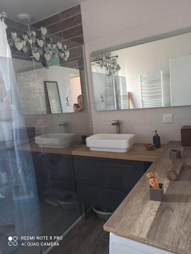 une salle de bain avec deux lavabos et deux miroirs dans l'établissement villa en Piémont cevenol, à Durfort-et-Saint-Martin-de-Sossenac